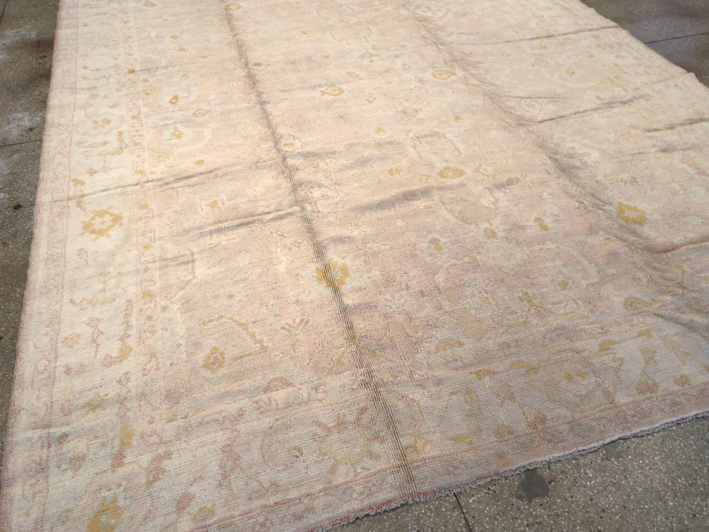 An Oushak Carpet, No.9382 - Galerie Shabab