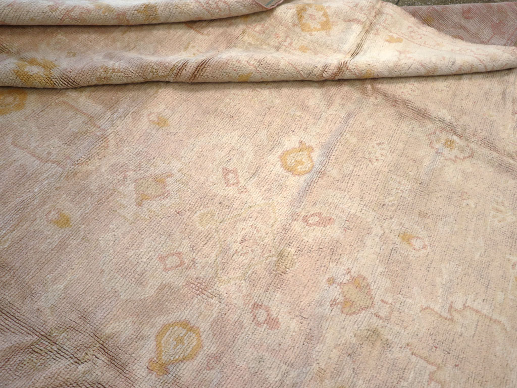 An Oushak Carpet, No.9382 - Galerie Shabab