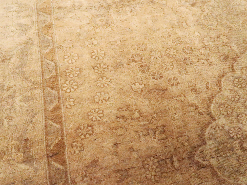 An Agra Rug, No.9594 - Galerie Shabab