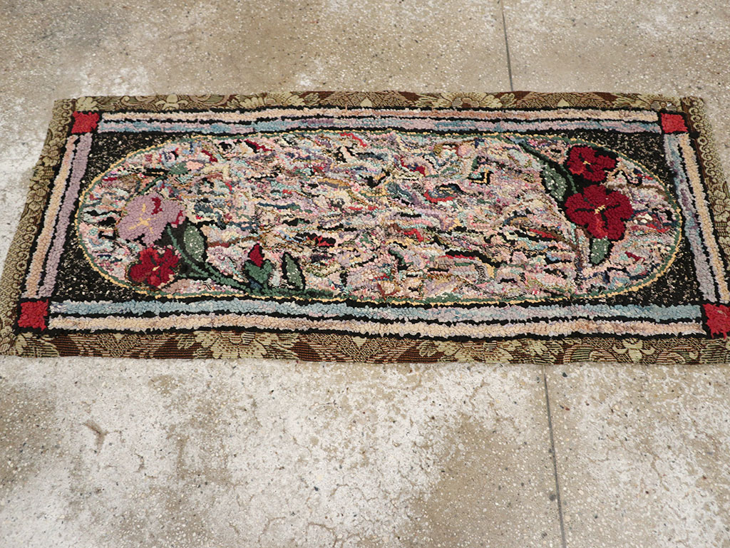 Vintage American Hook Throw Rug, No.9857 - Galerie Shabab