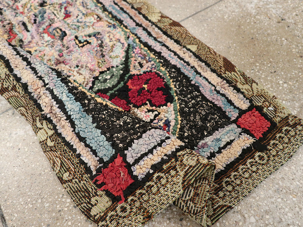 Vintage American Hook Throw Rug, No.9857 - Galerie Shabab