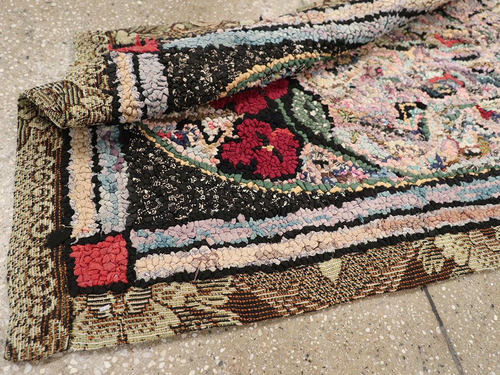 Vintage American Hook Throw Rug, No.9857 - Galerie Shabab